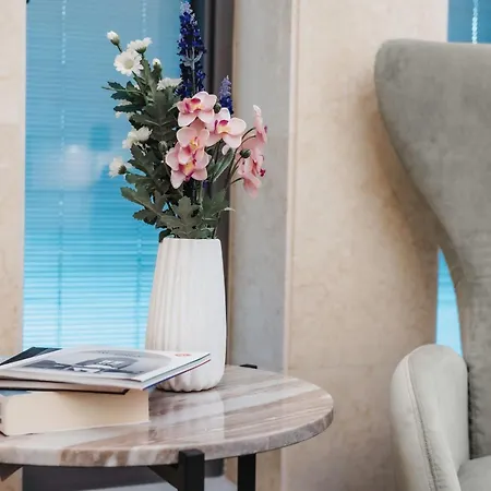 16 Executive * Никосия